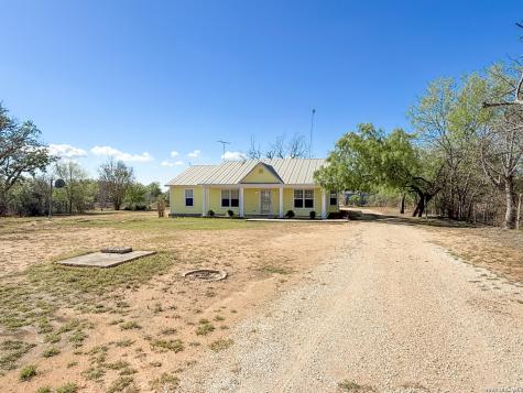 680 W County Road 678 Natalia TX 78059