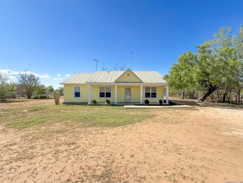 680 W County Road 678 Natalia TX 78059