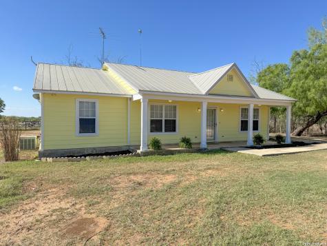 680 W County Road 678 Natalia TX 78059