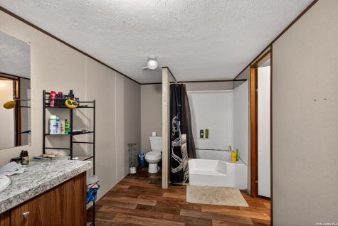 106 County Road 2672 Devine TX 78016