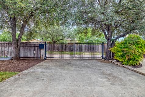 633 Sunrise Avenue Uvalde TX 78801