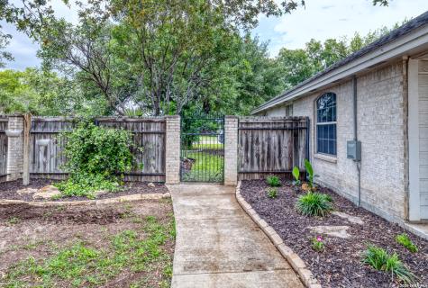 633 Sunrise Avenue Uvalde TX 78801