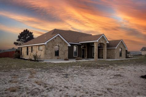 201 Abrego Lake Floresville TX 78114