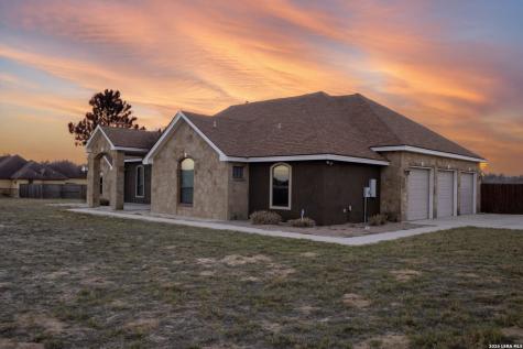 201 Abrego Lake Floresville TX 78114