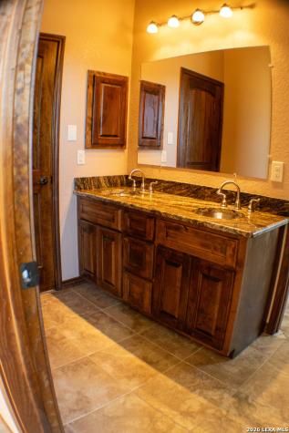 201 Abrego Lake Floresville TX 78114