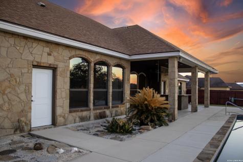 201 Abrego Lake Floresville TX 78114