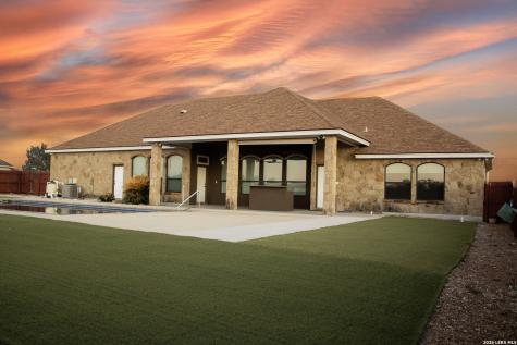 201 Abrego Lake Floresville TX 78114