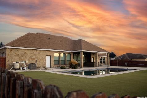 201 Abrego Lake Floresville TX 78114