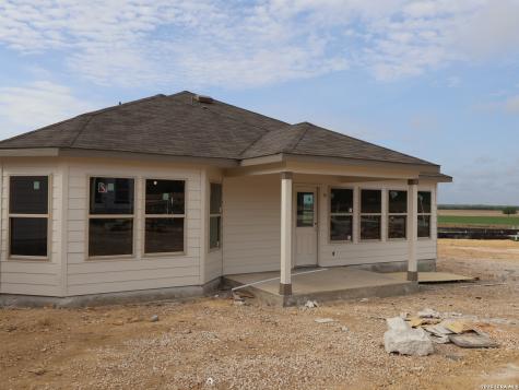 1024 Amber Lake Seguin TX 78155