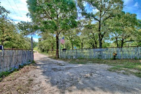 1379 Nockenut Road Seguin TX 78155