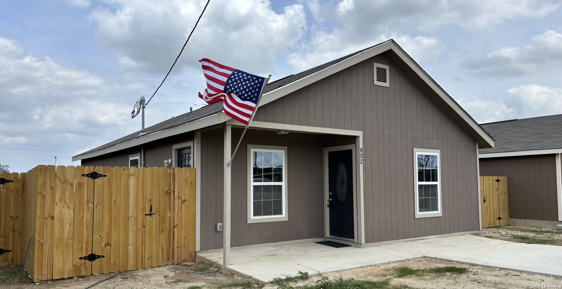 802 E 6th Nixon TX 78140