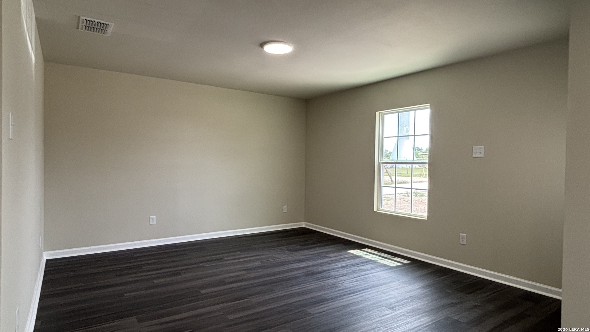 802 E 6th Nixon TX 78140