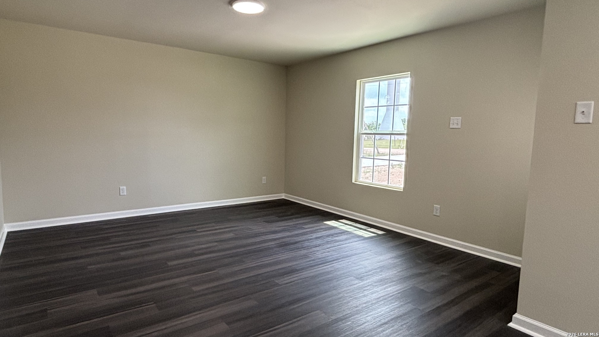 802 E 6th Nixon TX 78140