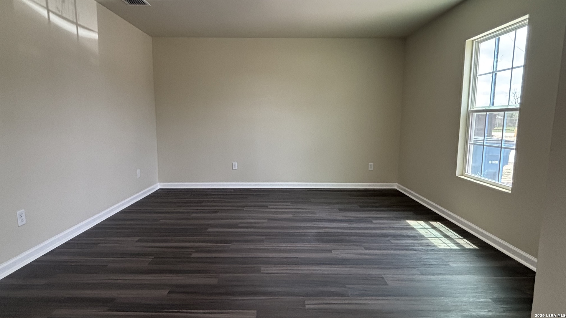 802 E 6th Nixon TX 78140