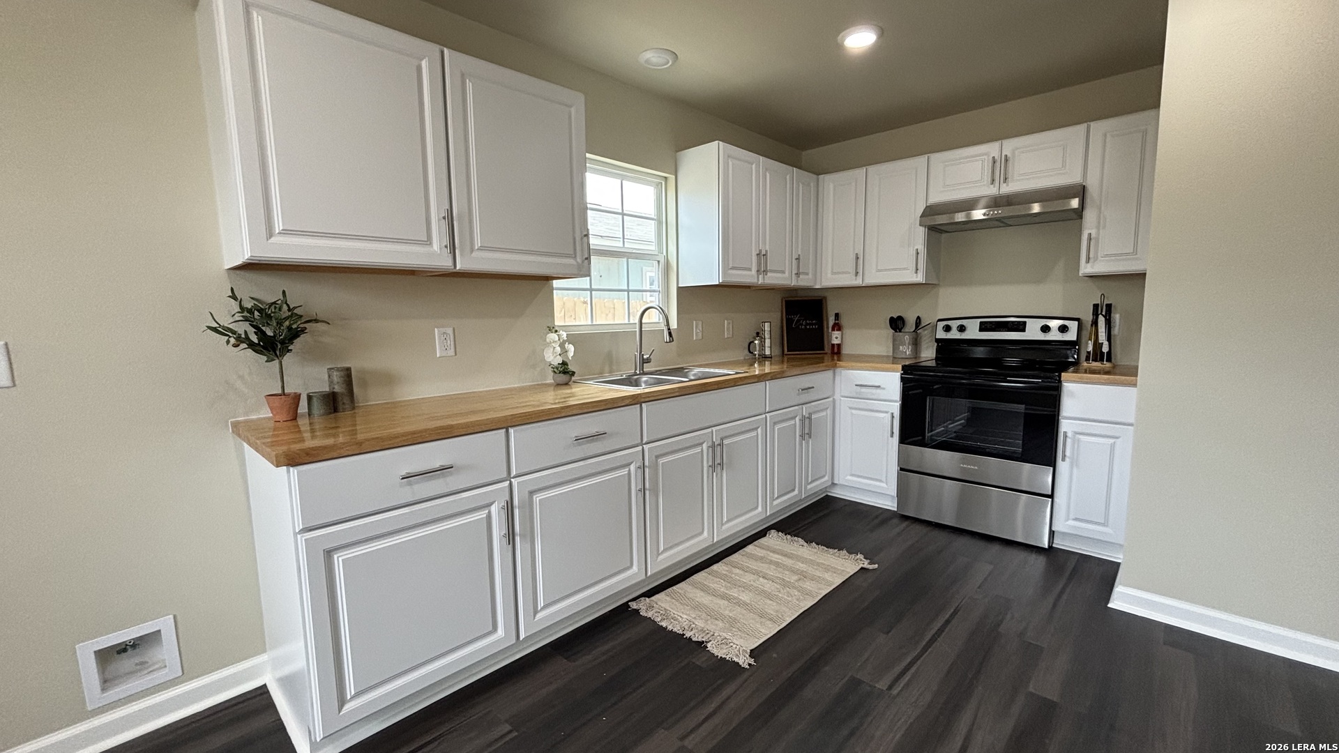 802 E 6th Nixon TX 78140