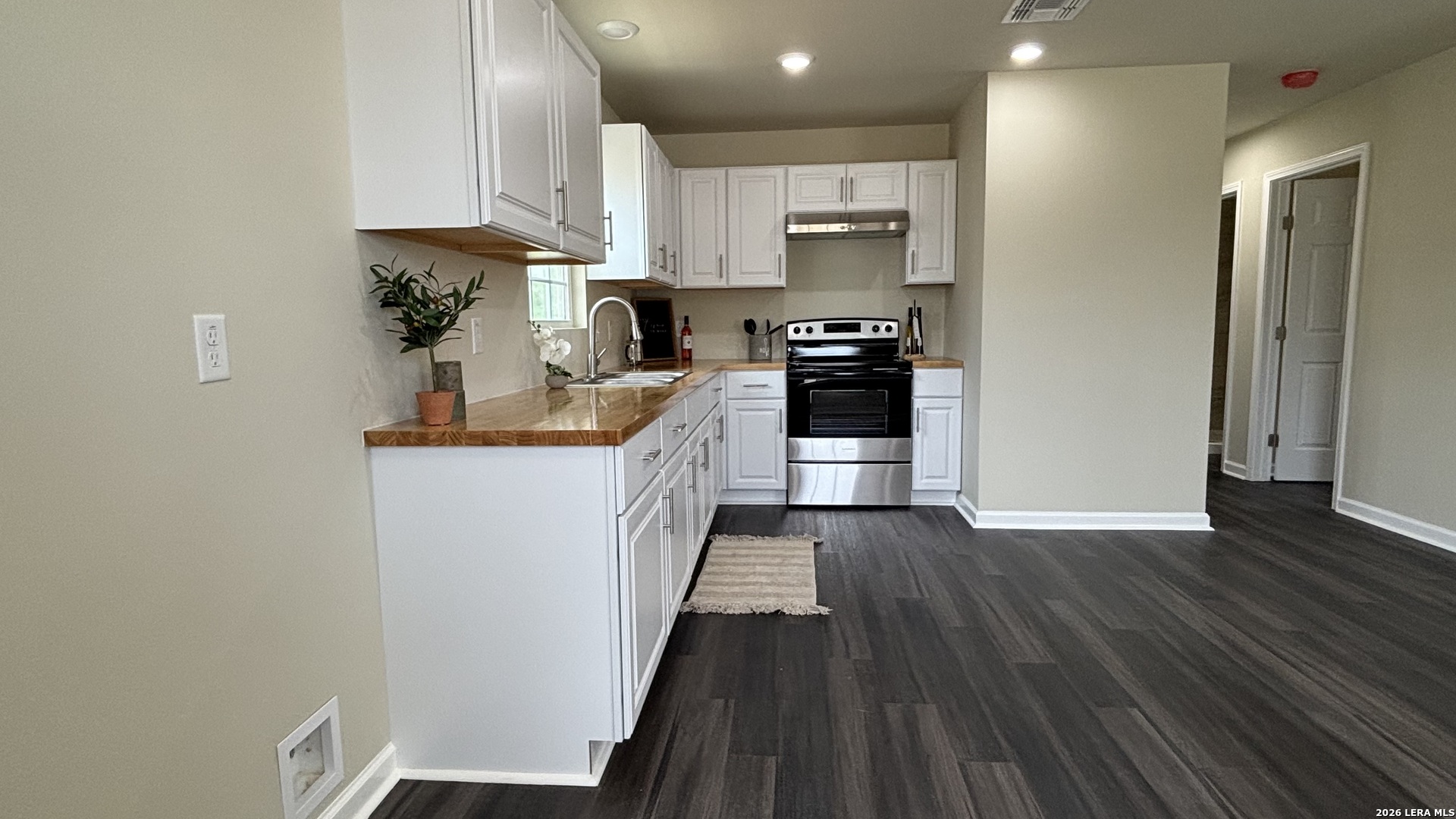 802 E 6th Nixon TX 78140