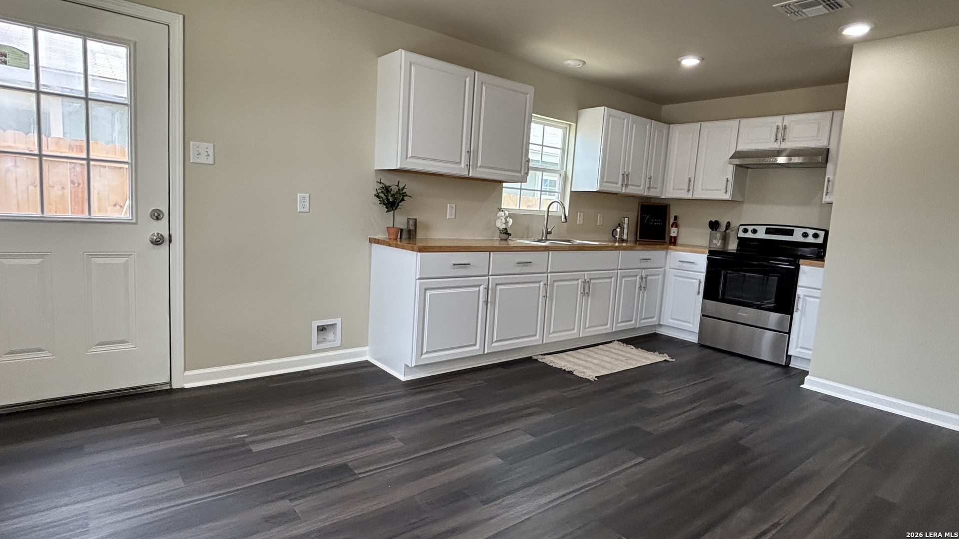 802 E 6th Nixon TX 78140