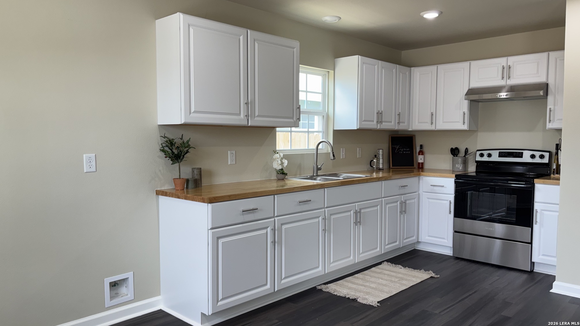 802 E 6th Nixon TX 78140