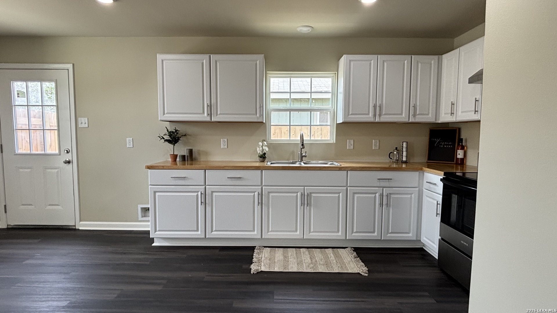 802 E 6th Nixon TX 78140