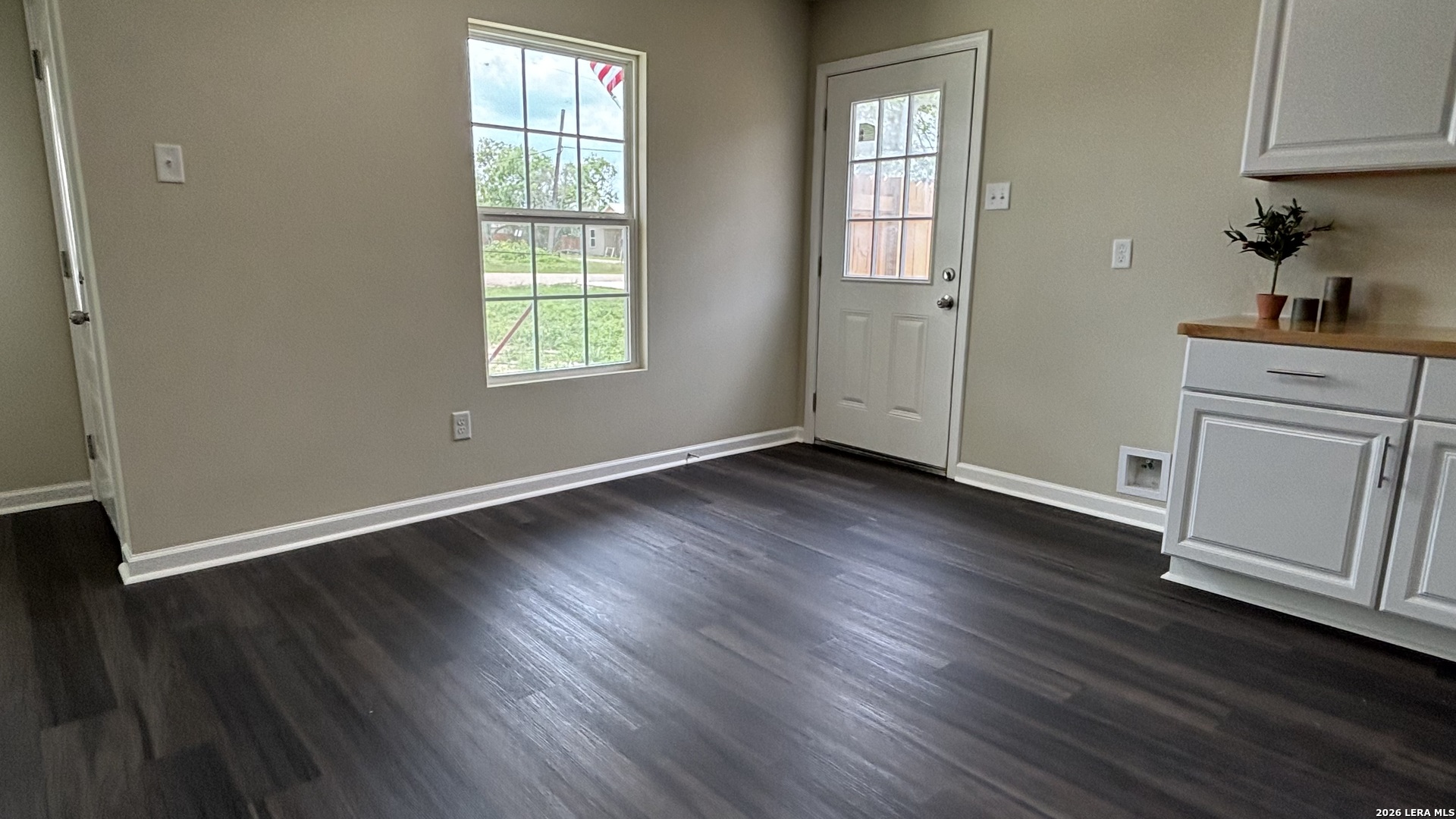 802 E 6th Nixon TX 78140
