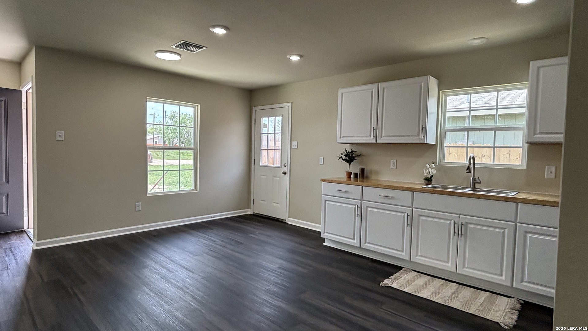 802 E 6th Nixon TX 78140