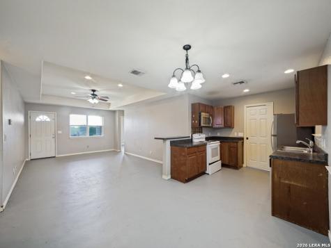529 Indian Crossing Jourdanton TX 78026