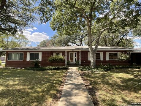 1607 5th Street Floresville TX 78114