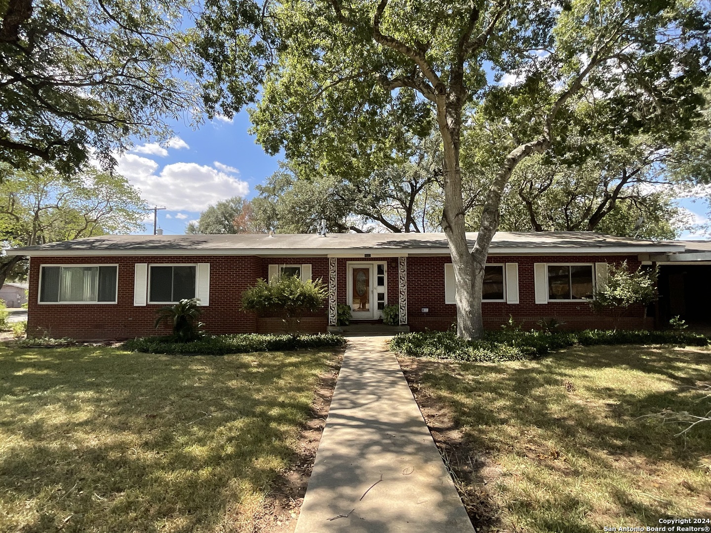1607 5th Street Floresville TX 78114