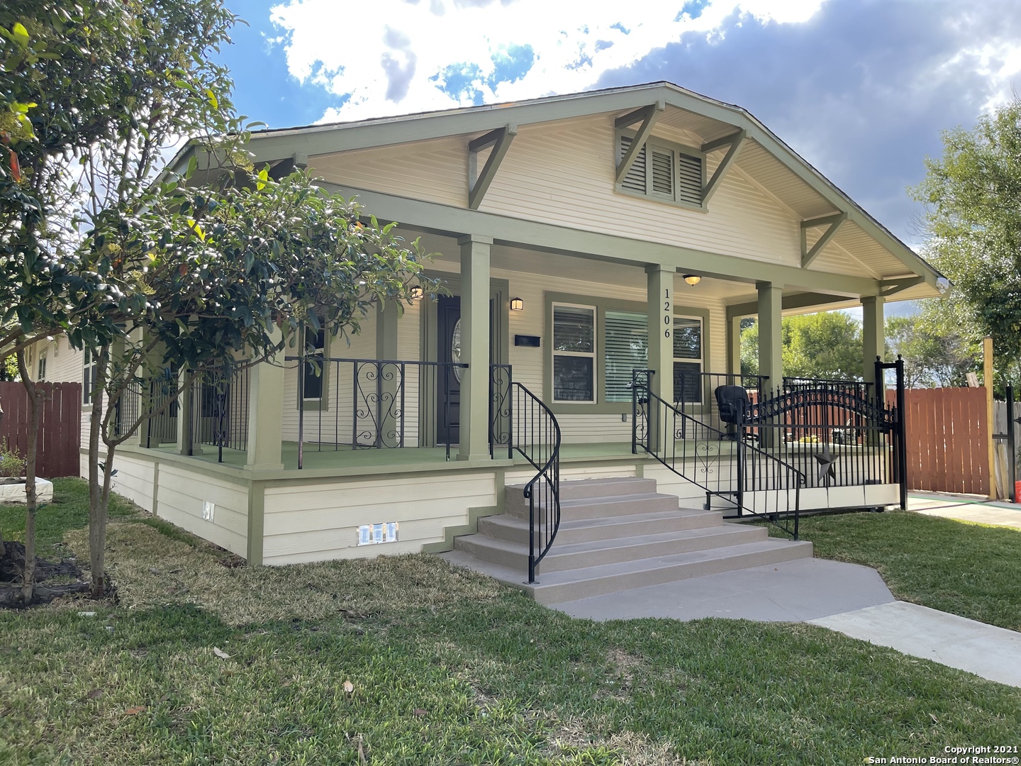 1206 W Agarita Avenue San Antonio TX 78201