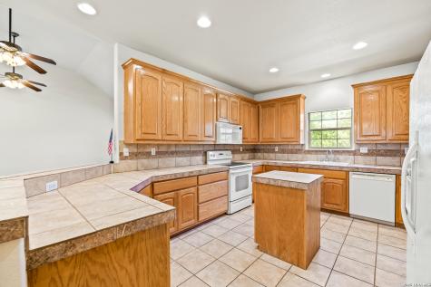 828 County Road 334 Stockdale TX 78160