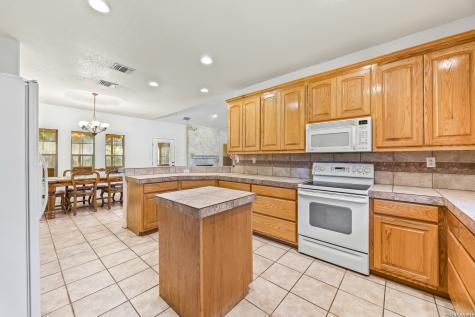 828 County Road 334 Stockdale TX 78160