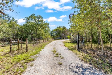 828 County Road 334 Stockdale TX 78160