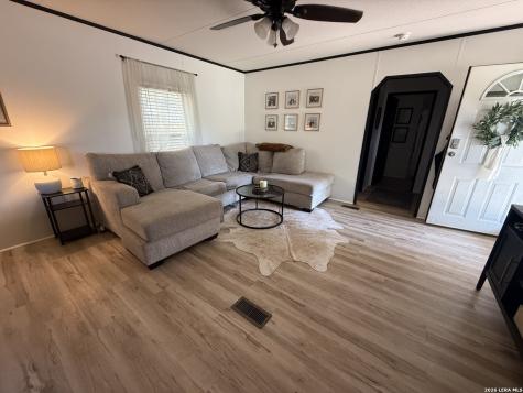 240 Creekside Floresville TX 78114