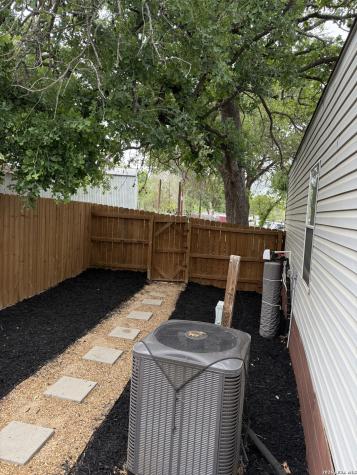 240 Creekside Floresville TX 78114