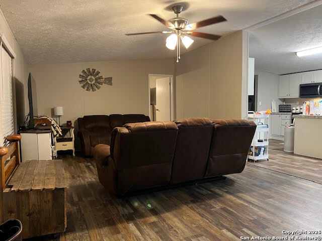 352 County Road 741 Yancey TX 78886