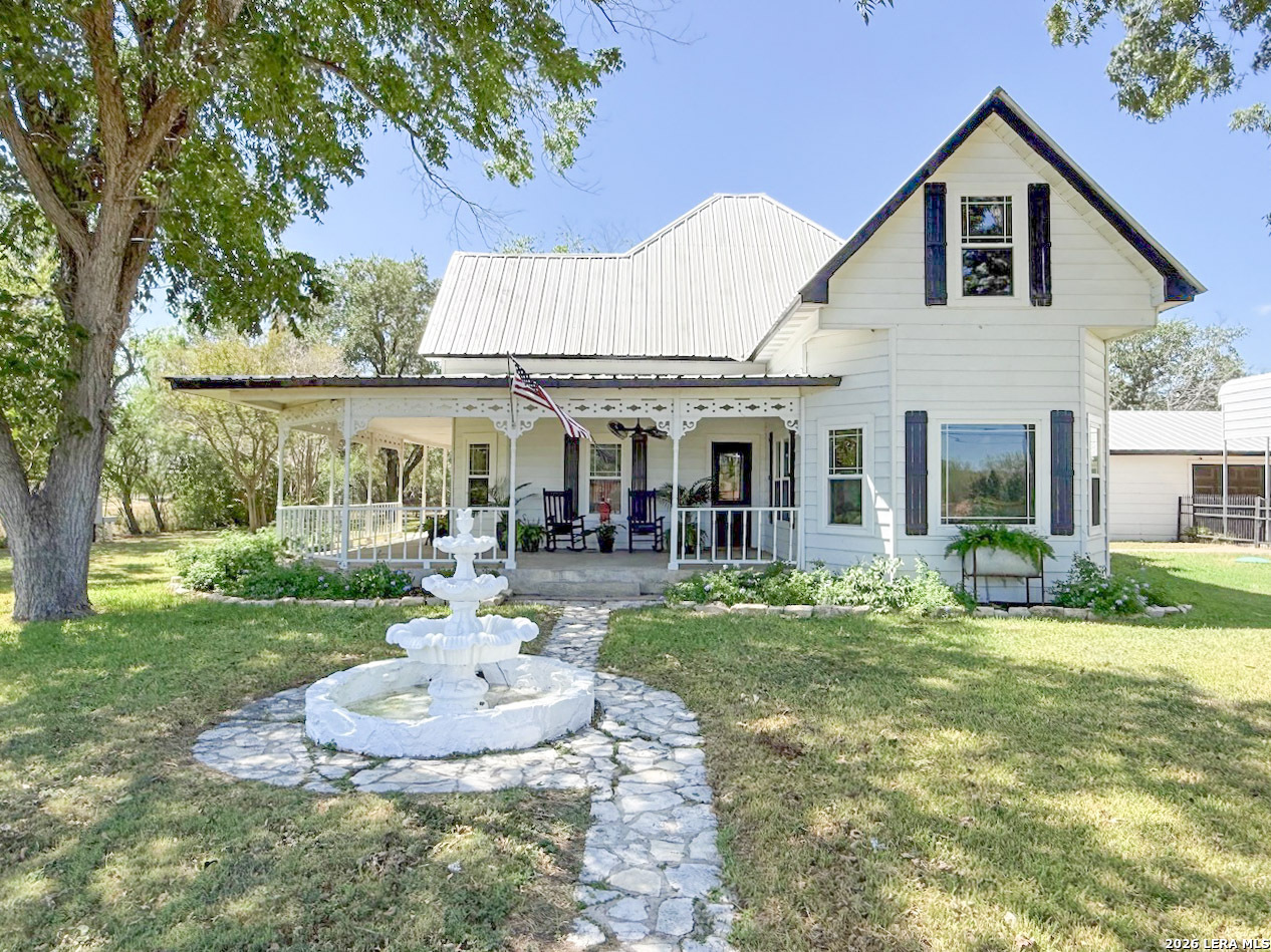 901 Zig Zag Avenue Devine TX 78016
