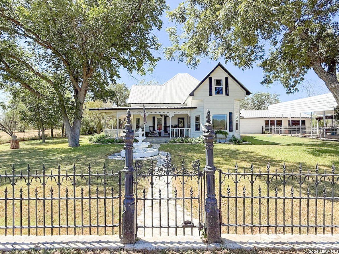 901 Zig Zag Avenue Devine TX 78016