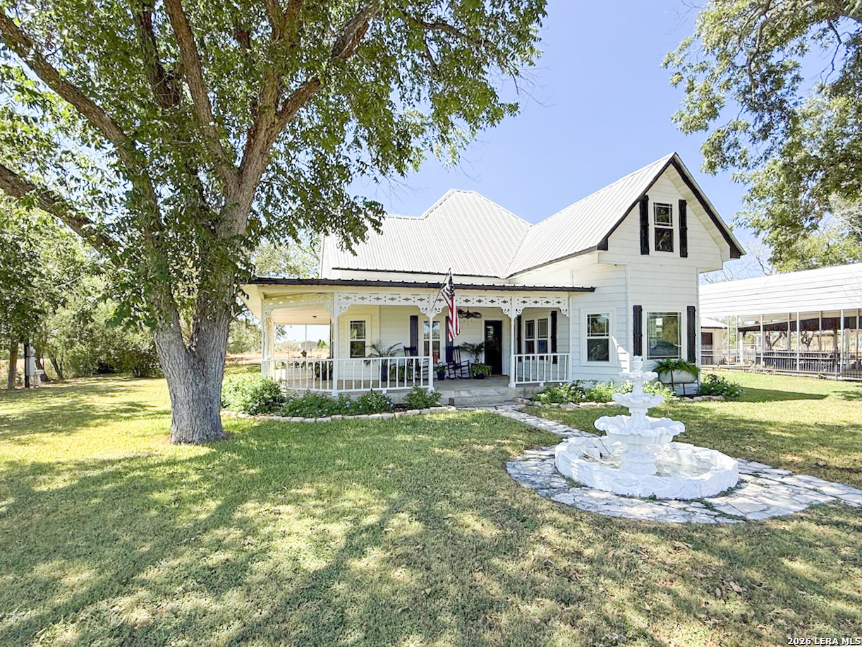 901 Zig Zag Avenue Devine TX 78016