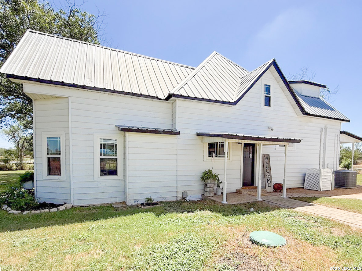 901 Zig Zag Avenue Devine TX 78016