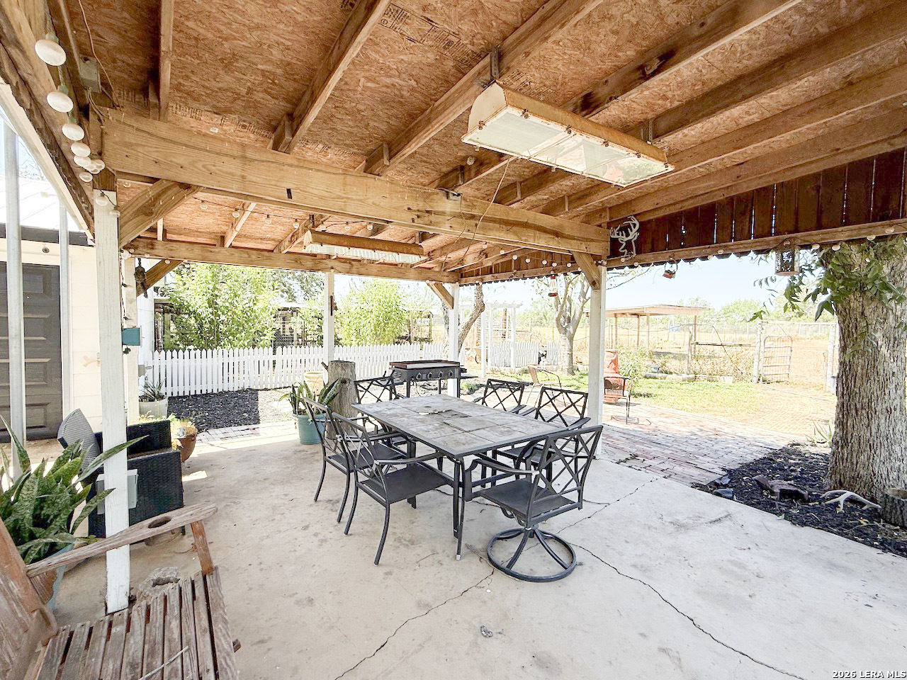 901 Zig Zag Avenue Devine TX 78016