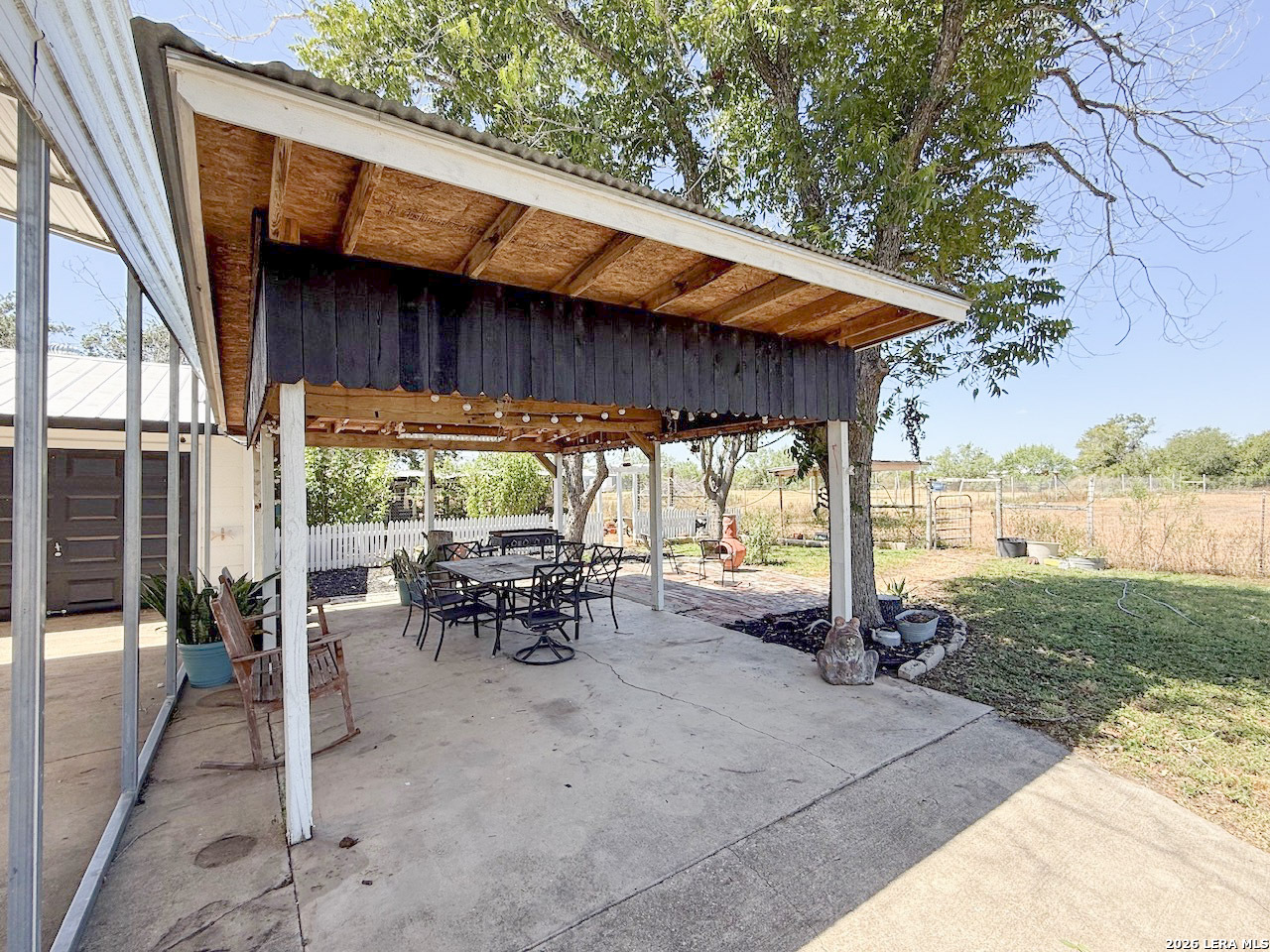 901 Zig Zag Avenue Devine TX 78016