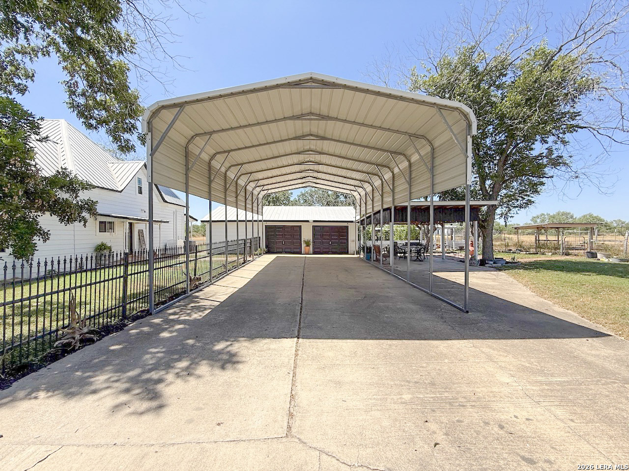 901 Zig Zag Avenue Devine TX 78016