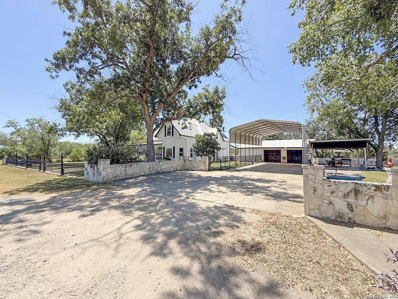 901 Zig Zag Avenue Devine TX 78016