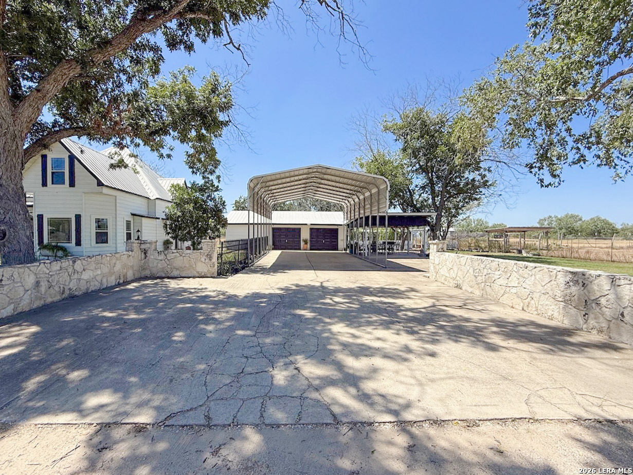 901 Zig Zag Avenue Devine TX 78016
