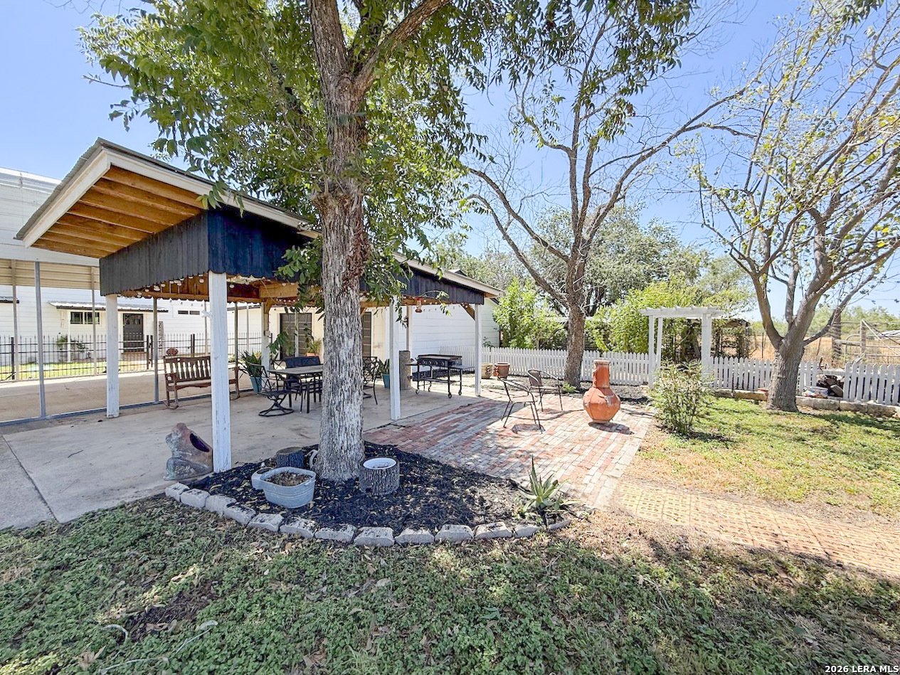 901 Zig Zag Avenue Devine TX 78016