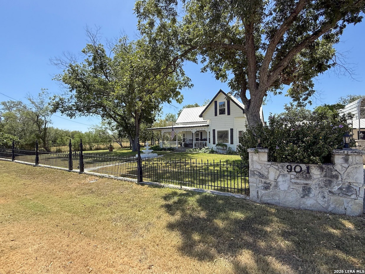 901 Zig Zag Avenue Devine TX 78016