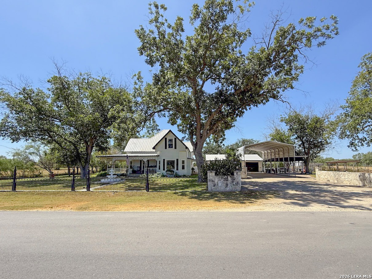 901 Zig Zag Avenue Devine TX 78016