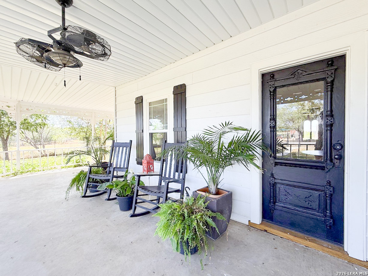 901 Zig Zag Avenue Devine TX 78016