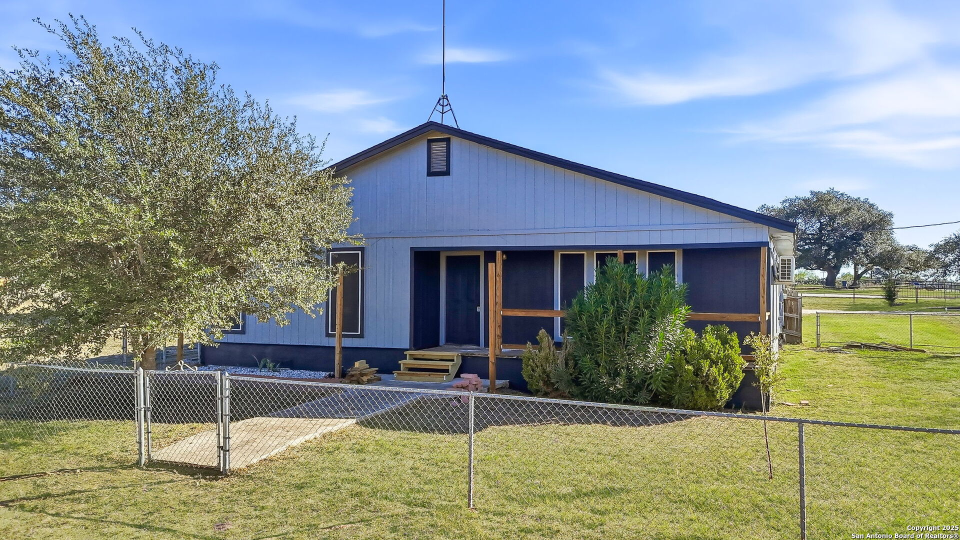 1037 County Road 7711 Devine TX 78016
