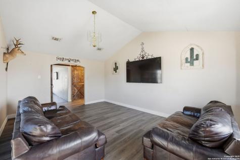 1037 County Road 7711 Devine TX 78016
